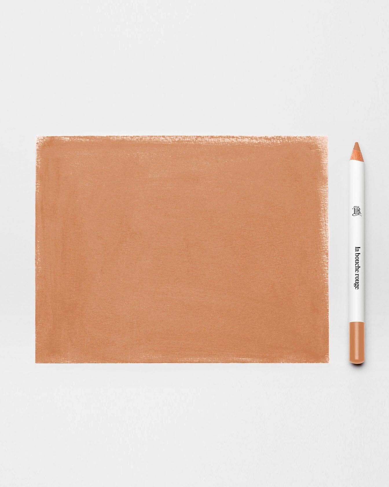 Crayon à sourcils blond de La Bouche Rouge Paris, crayon pour définir et styliser les sourcils.