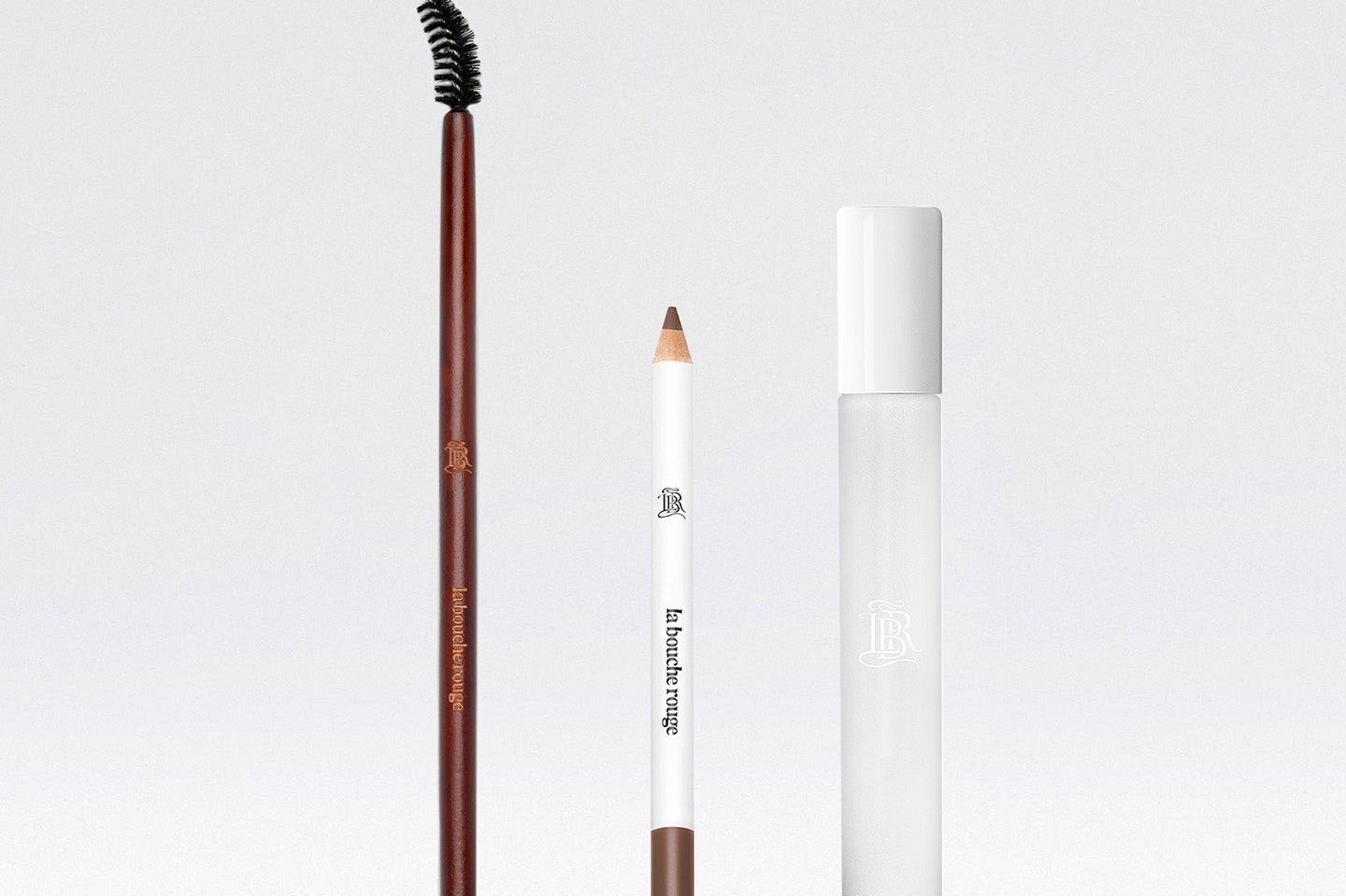 Coffret maquillage pour sourcils La Bouche Rouge Paris avec pinceau et poudre marron foncé pour sourcils parfaits.