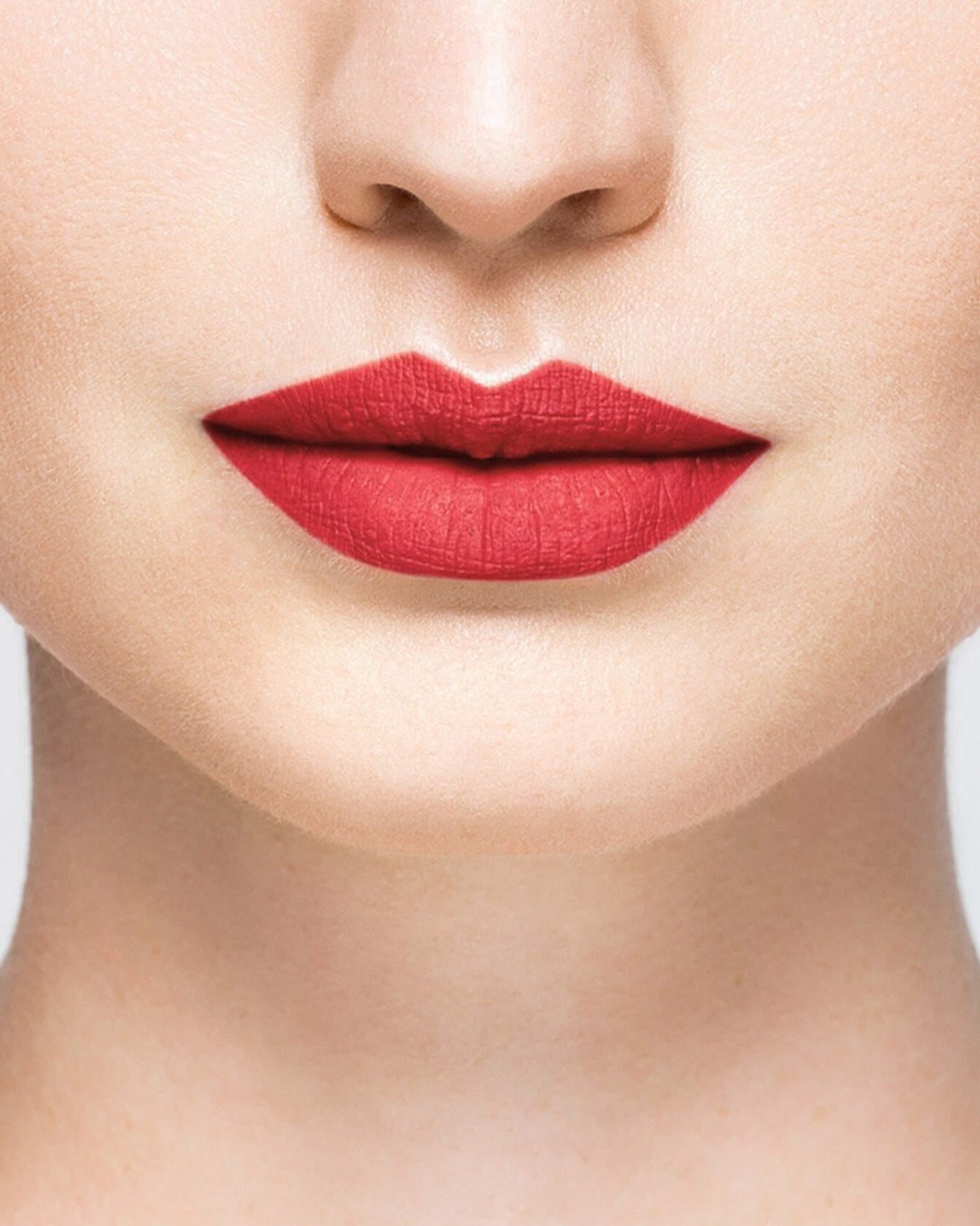Rouge à lèvres La Bouche Rouge Paris couleur Folie21, fini brillant, dans un tube élégant avec capuchon noir.