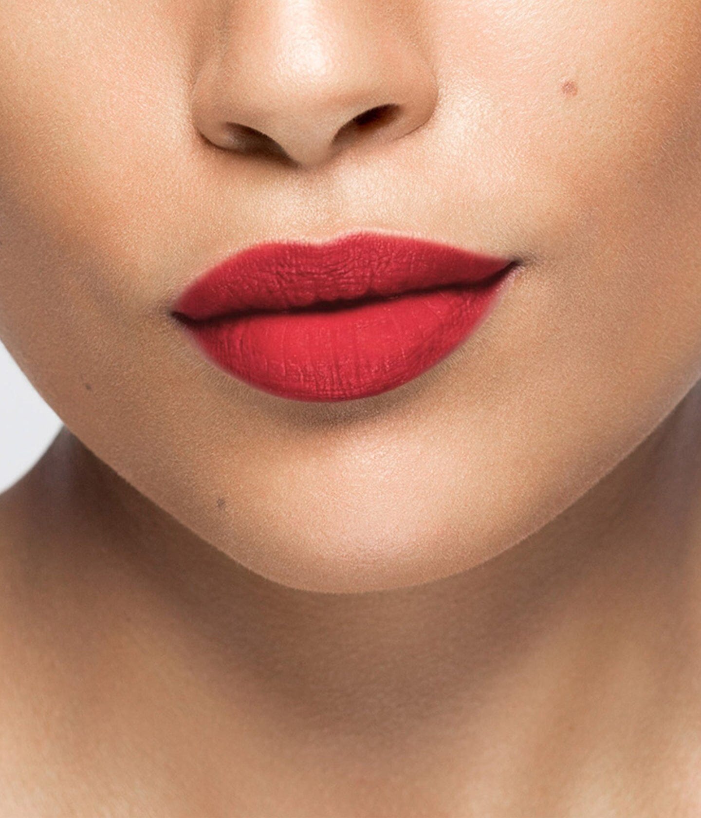 Rouge à lèvres La Bouche Rouge Paris couleur Folie31, tube élégant en édition limitée, avec fini brillant et texture crémeuse.