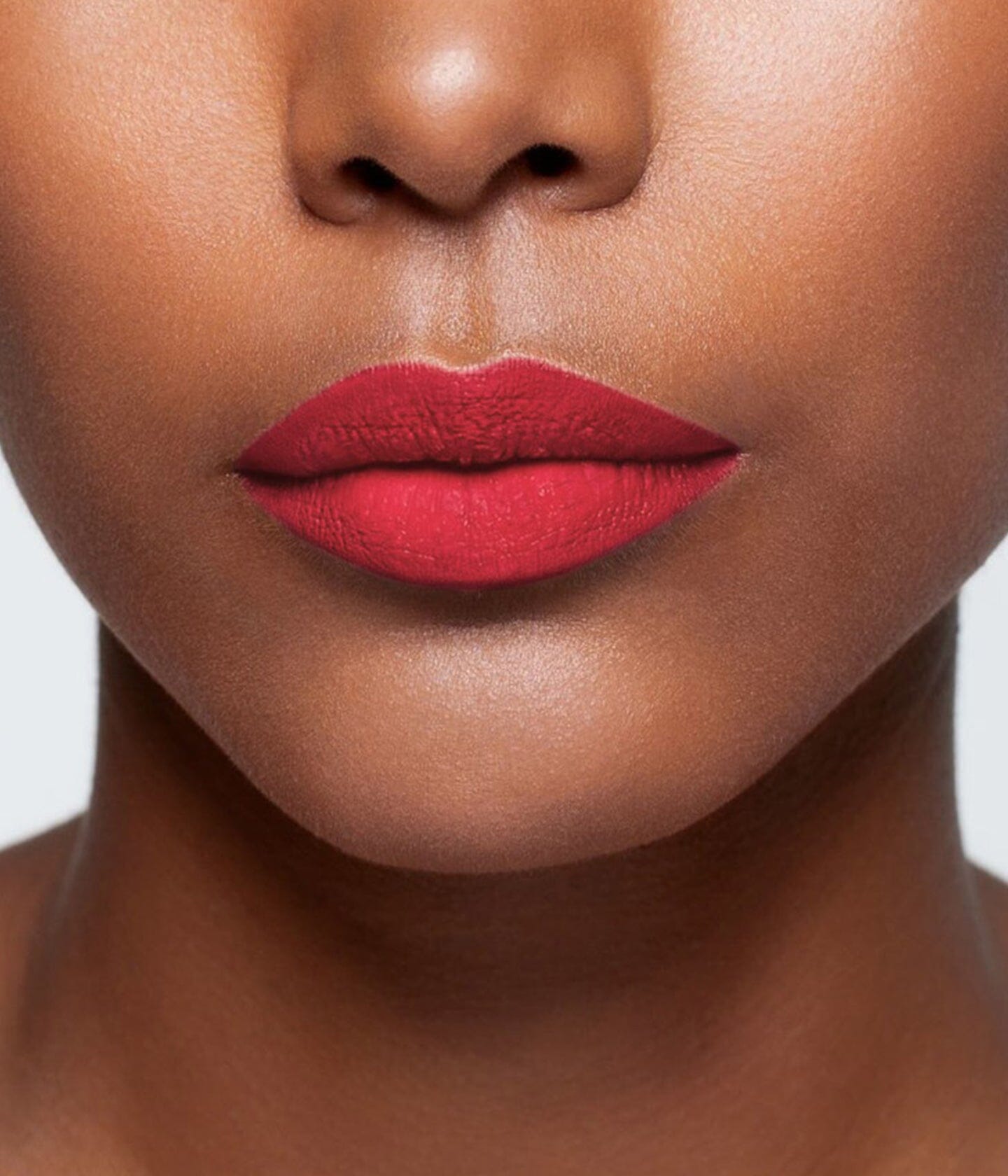 Rouge à lèvres La Bouche Rouge Paris couleur Folie41 dans son emballage élégant, illustrant la texture et la teinte vibrante.