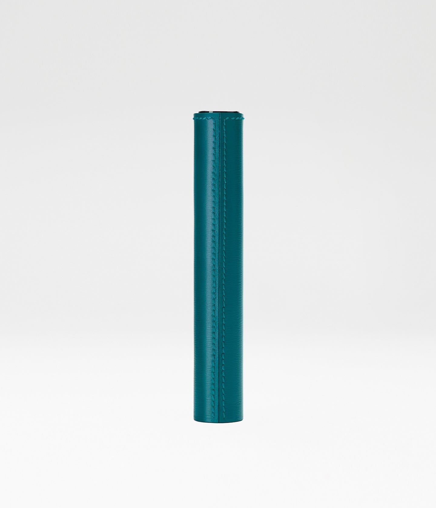 Fourreau en cuir pour mascara La Bouche Rouge Paris, vue en gros plan, finition élégante et sophistiquée, couleur vert foncé.