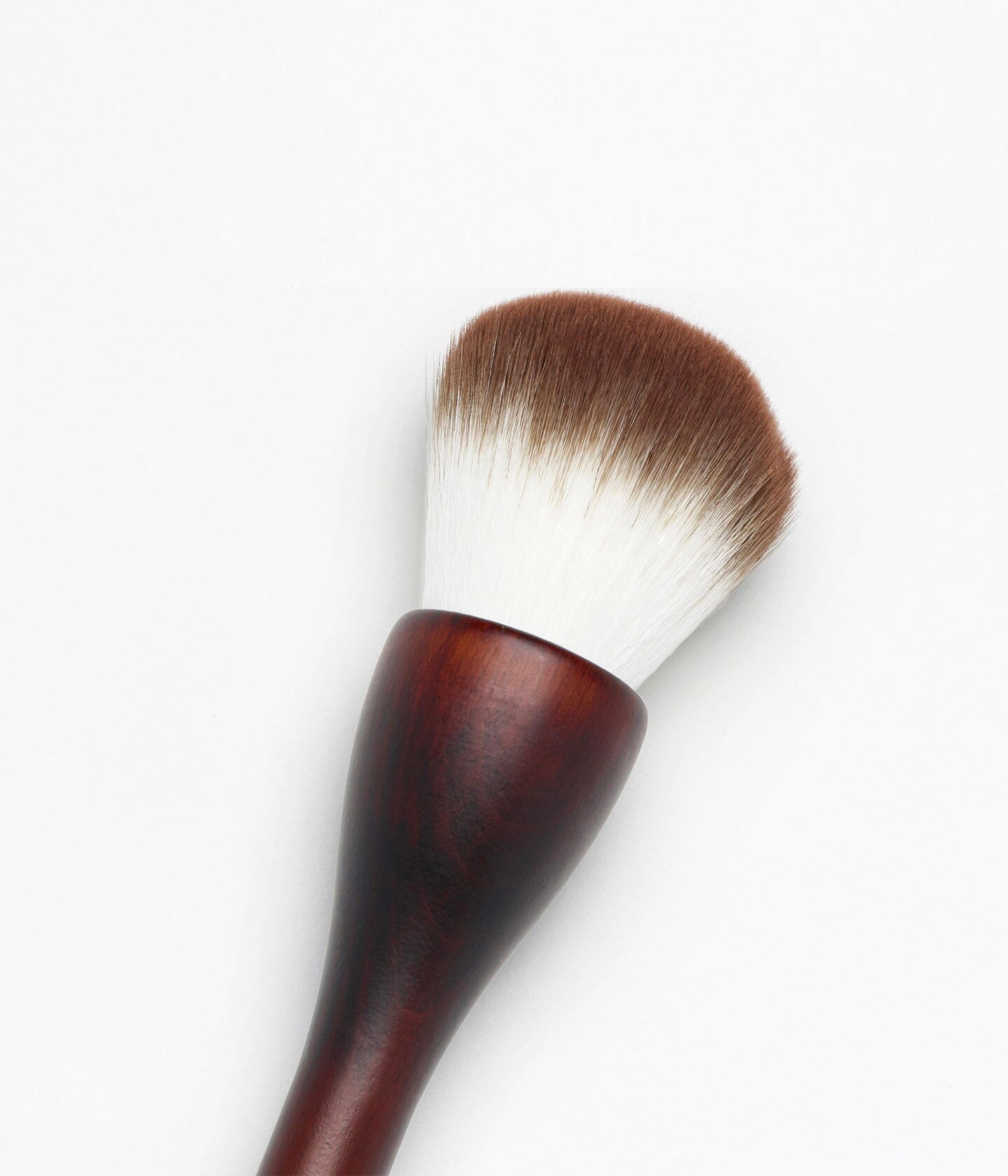 Pinceau à poudre teint de la marque La Bouche Rouge Paris, groupe de pinceaux pour appliquer la poudre sur le visage.