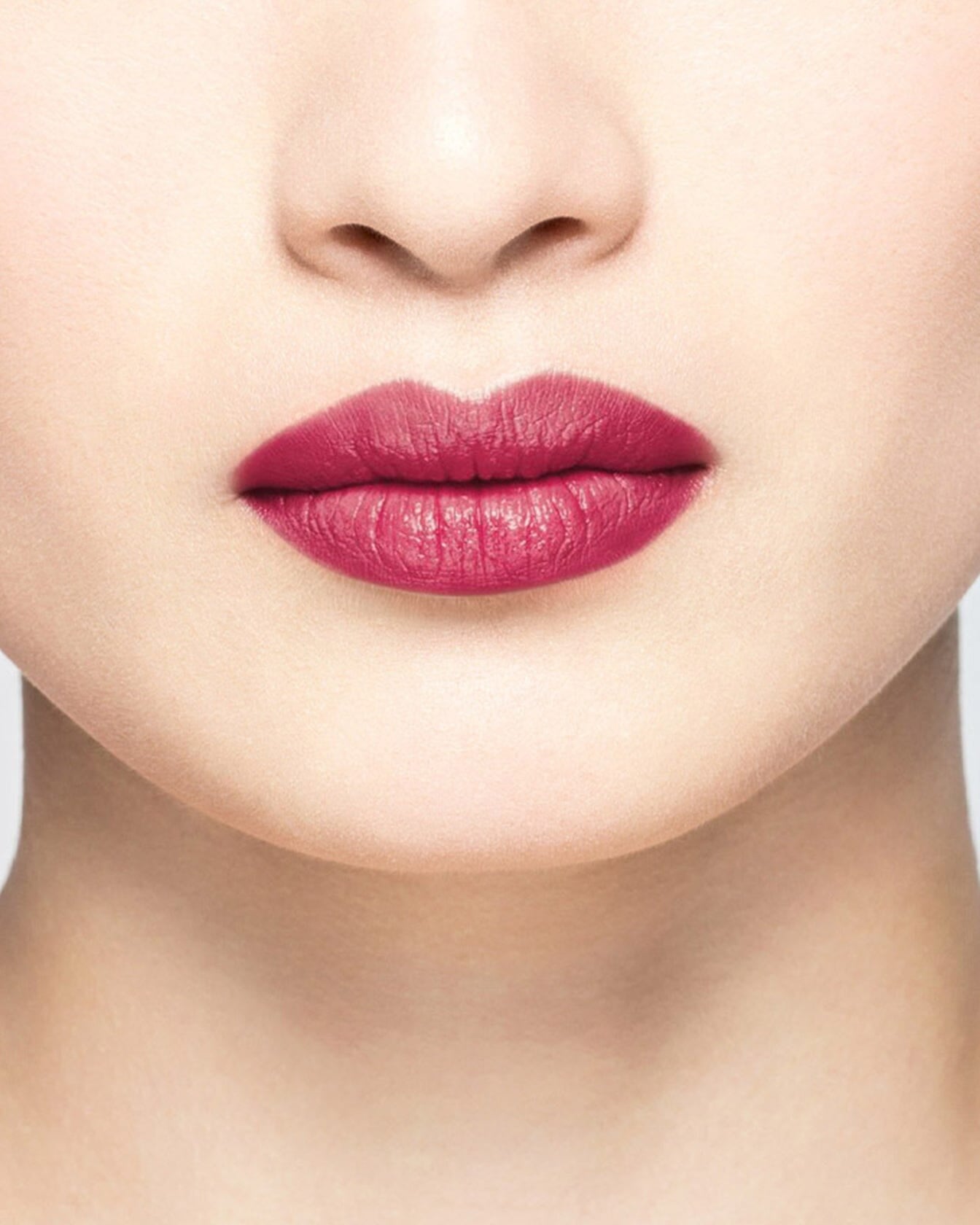 Rouge à lèvres rouge InnocentRed11 de La Bouche Rouge Paris, tube élégant avec fini brillant.