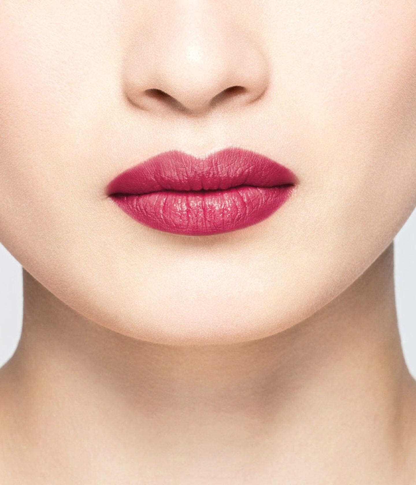 Rouge à lèvres rouge InnocentRed11 de La Bouche Rouge Paris, tube élégant avec fini brillant.