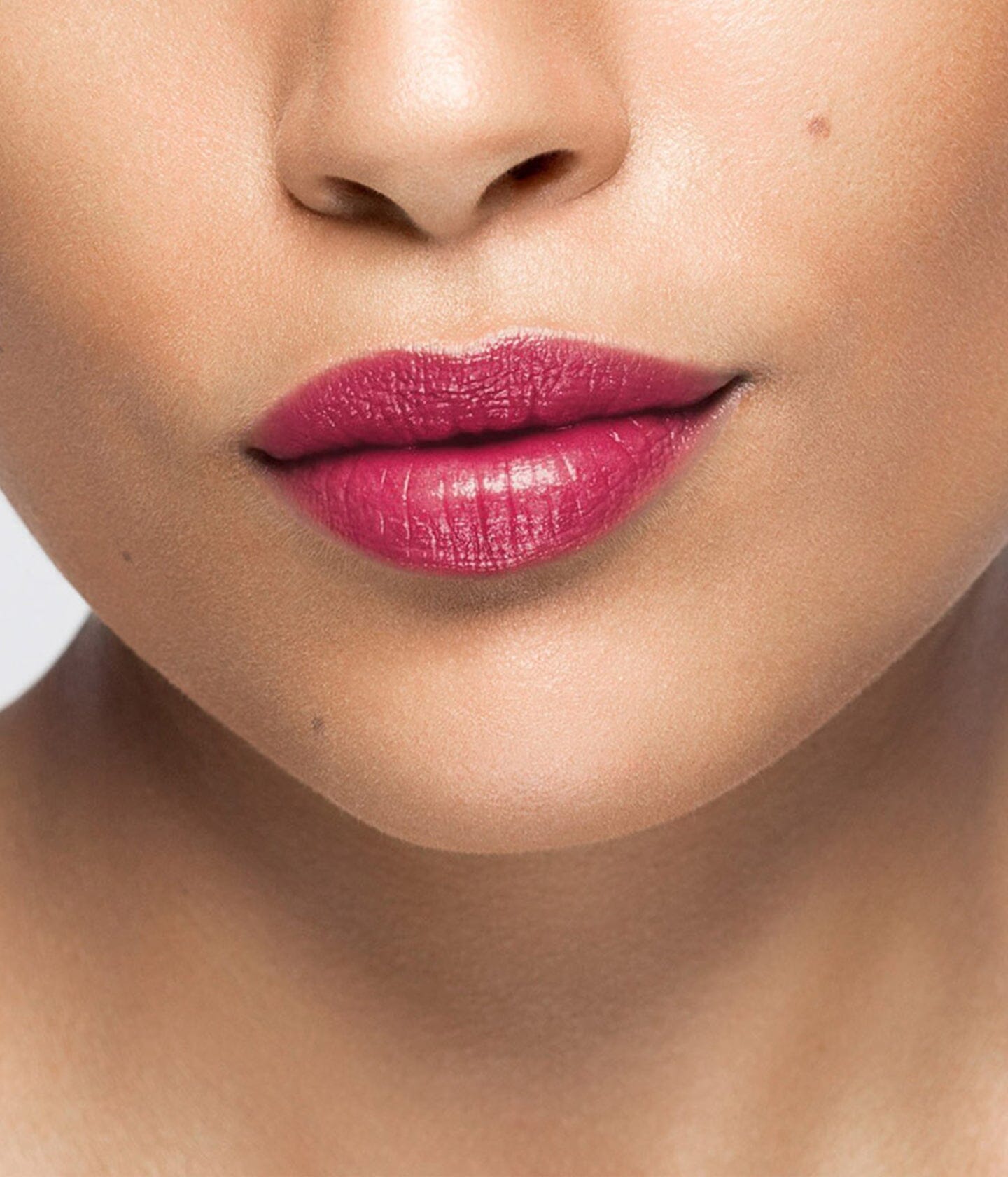 Rouge à lèvres La Bouche Rouge Paris InnocentRed31, bâton de maquillage rouge vif avec fini satin, vue de face.