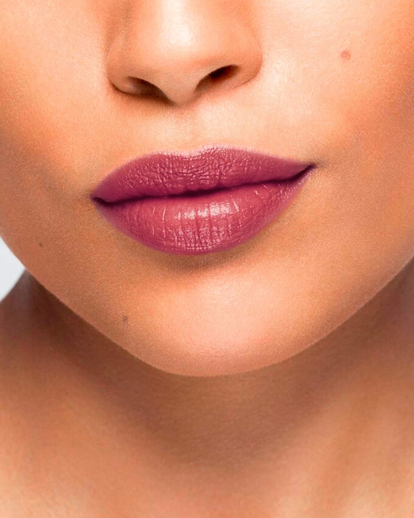 Baume à lèvres La Bouche Rouge Paris, soin des lèvres, texture onctueuse et hydratante, dans un emballage élégant.