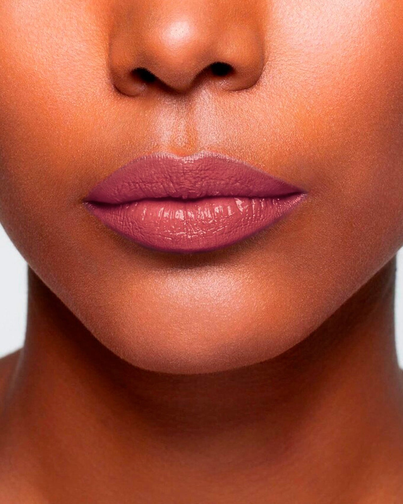 Baume à lèvres La Bouche Rouge Paris, soin des lèvres avec packaging élégant, visible dans l'image Kellylips4V3.jpg