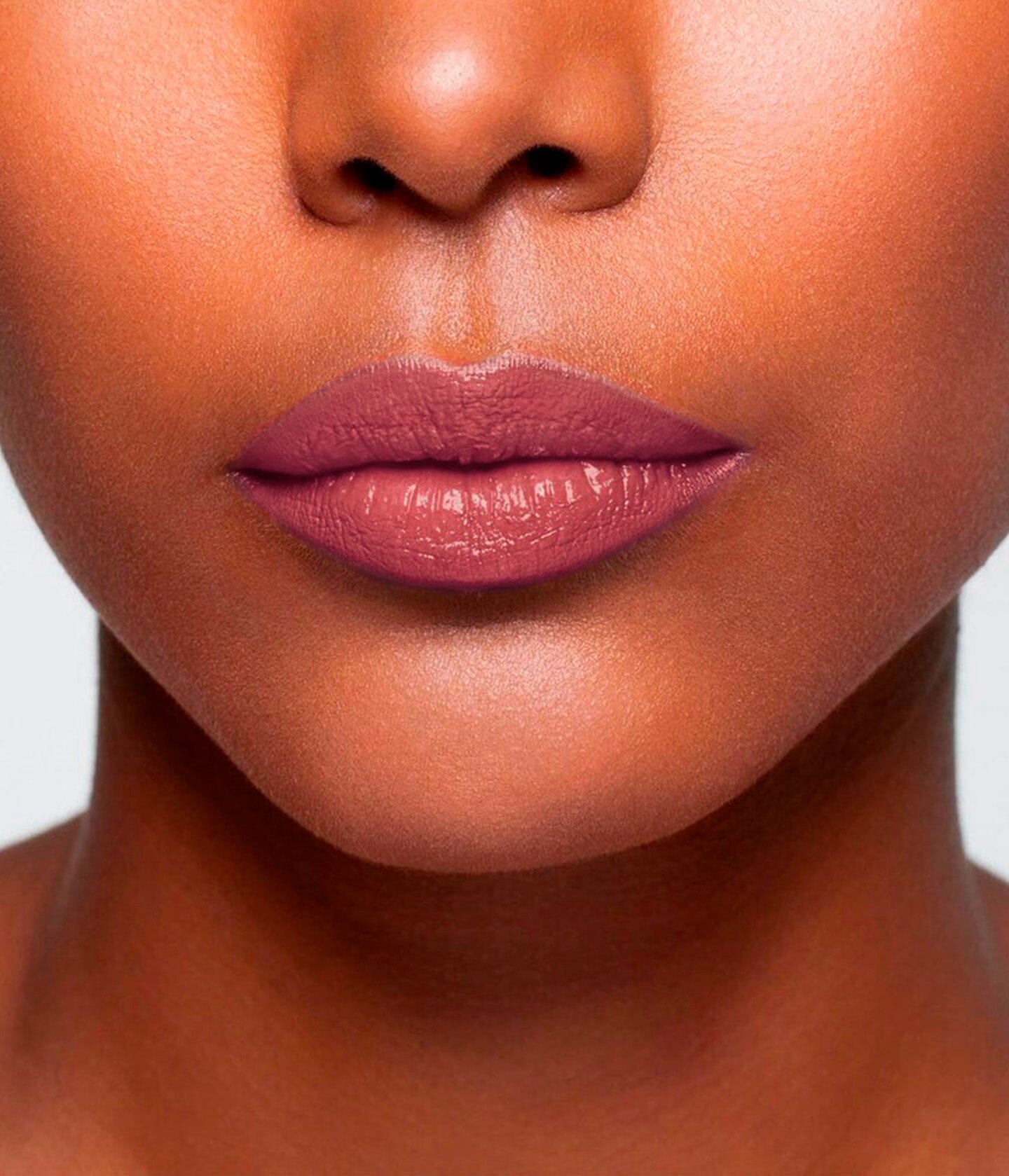 Baume à lèvres La Bouche Rouge Paris, soin des lèvres avec packaging élégant, visible dans l'image Kellylips4V3.jpg