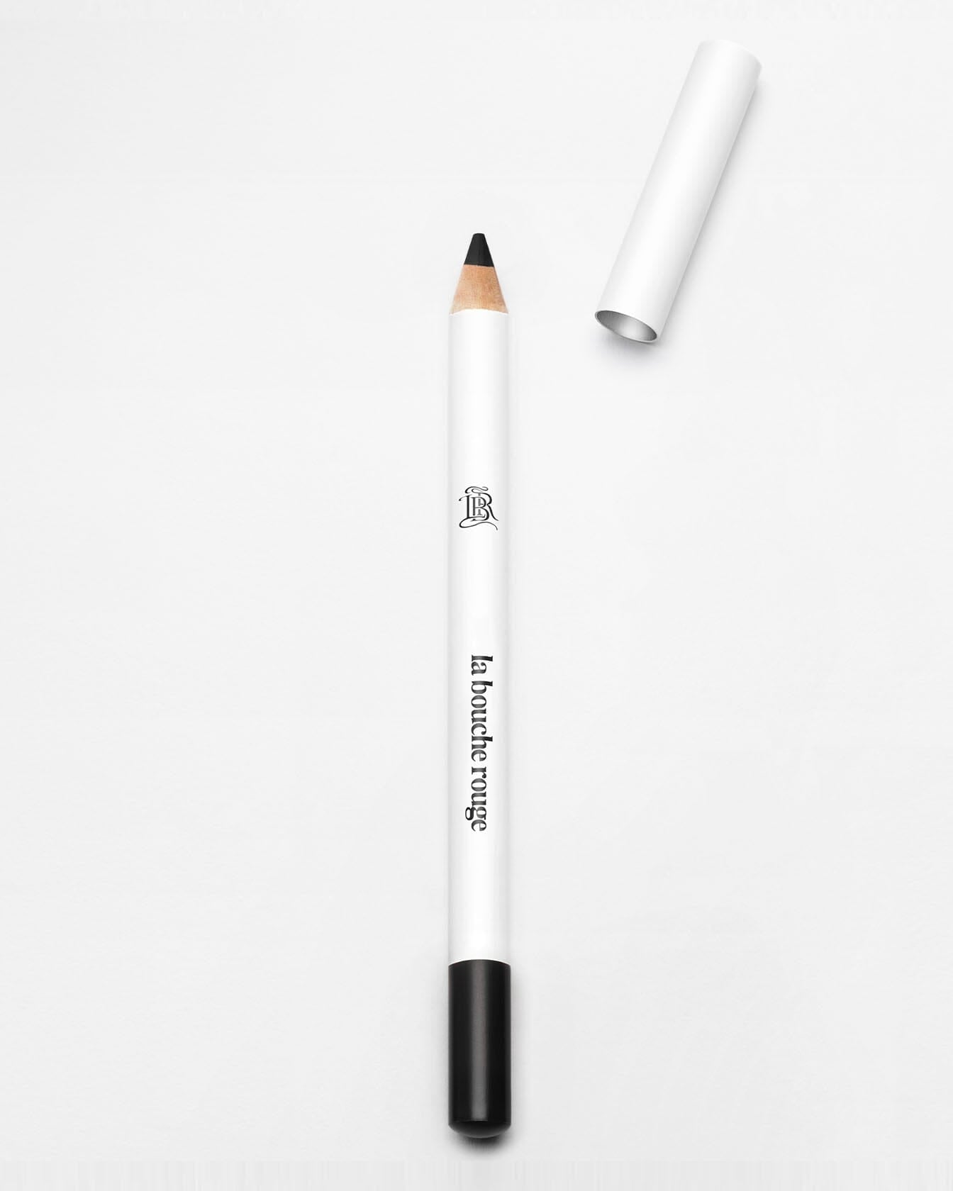 Crayon khôl noir de La Bouche Rouge Paris, eyeliner élégant pour souligner le regard avec précision.