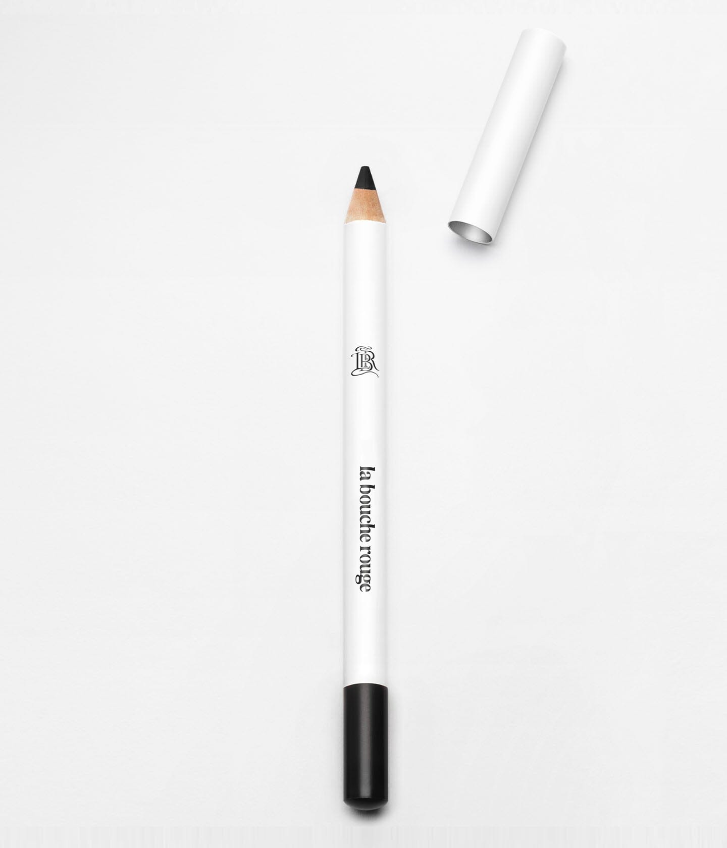 Crayon khôl noir de La Bouche Rouge Paris, eyeliner élégant pour souligner le regard avec précision.