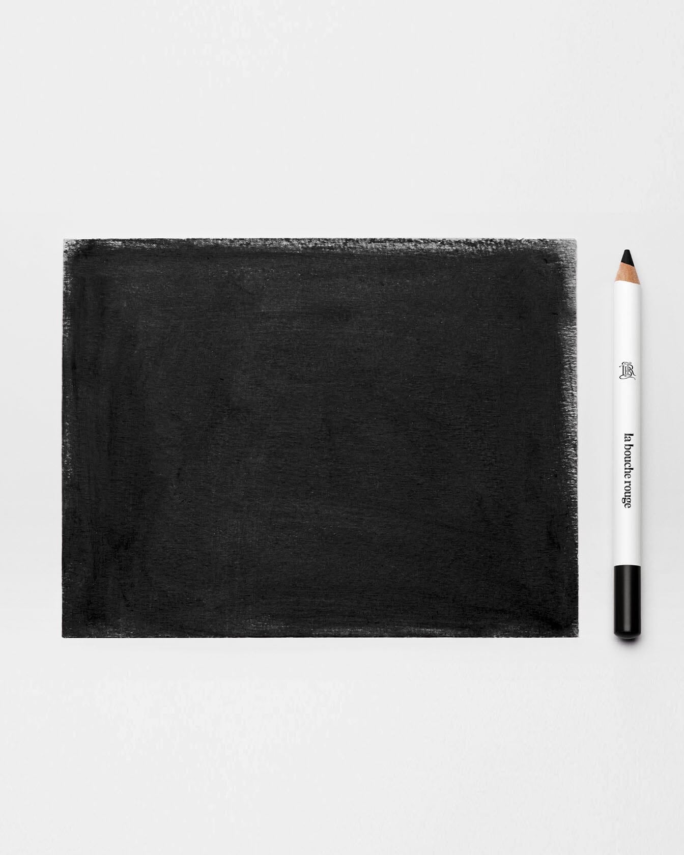 Crayon khôl noir de La Bouche Rouge Paris, eyeliner foncé en texture crémeuse pour souligner les yeux.