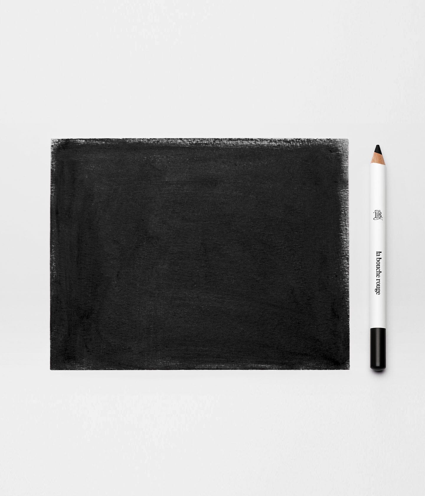 Crayon khôl noir de La Bouche Rouge Paris, eyeliner foncé en texture crémeuse pour souligner les yeux.