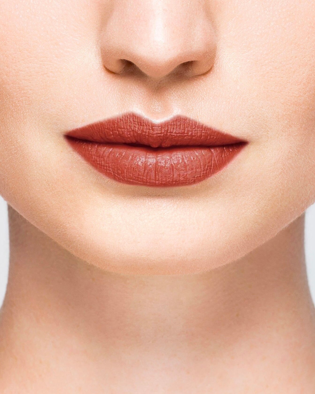Baume à lèvres La Bouche Rouge Paris, soin des lèvres, texture crémeuse dans un emballage élégant, application douce et hydratante.