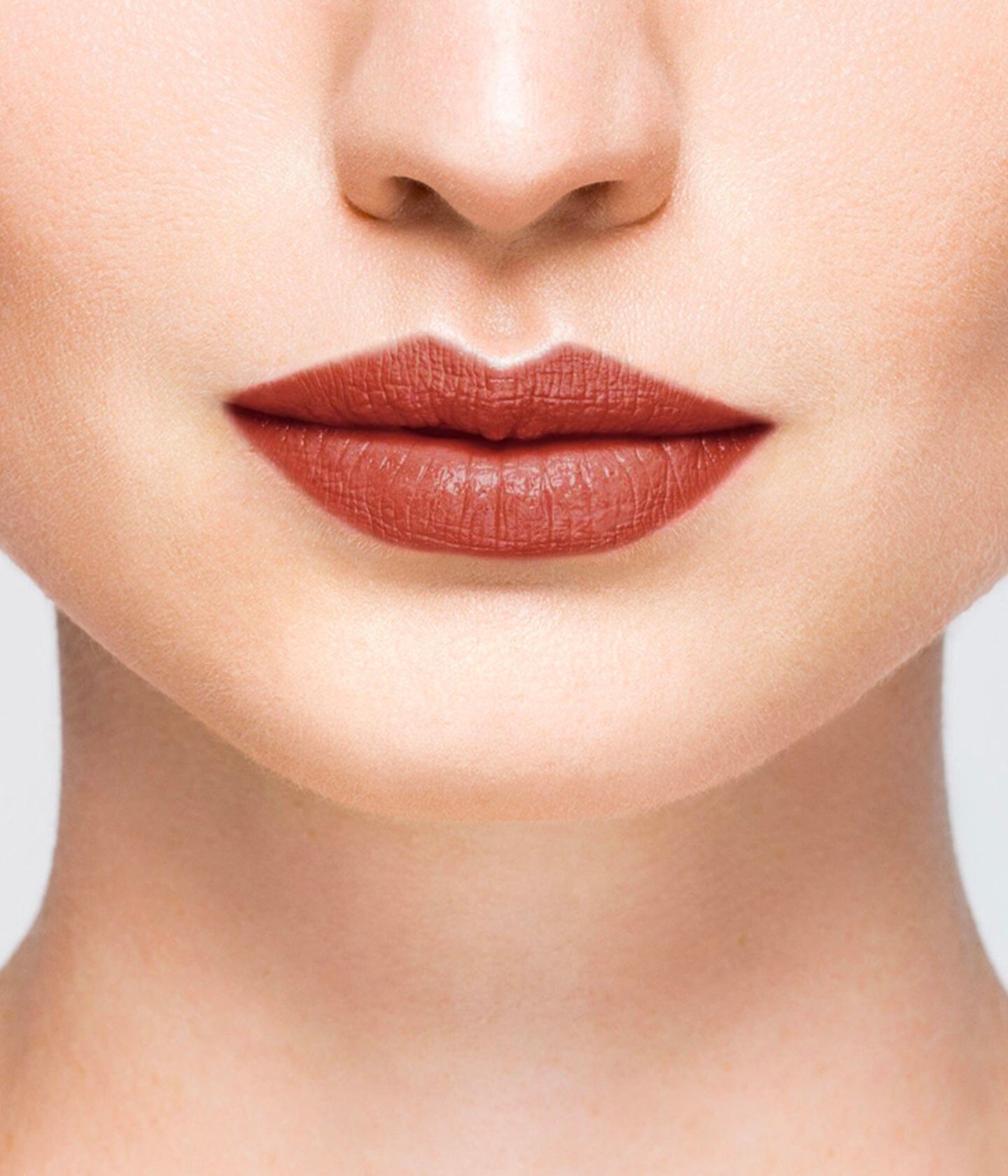 Baume à lèvres La Bouche Rouge Paris, soin des lèvres, texture crémeuse dans un emballage élégant, application douce et hydratante.