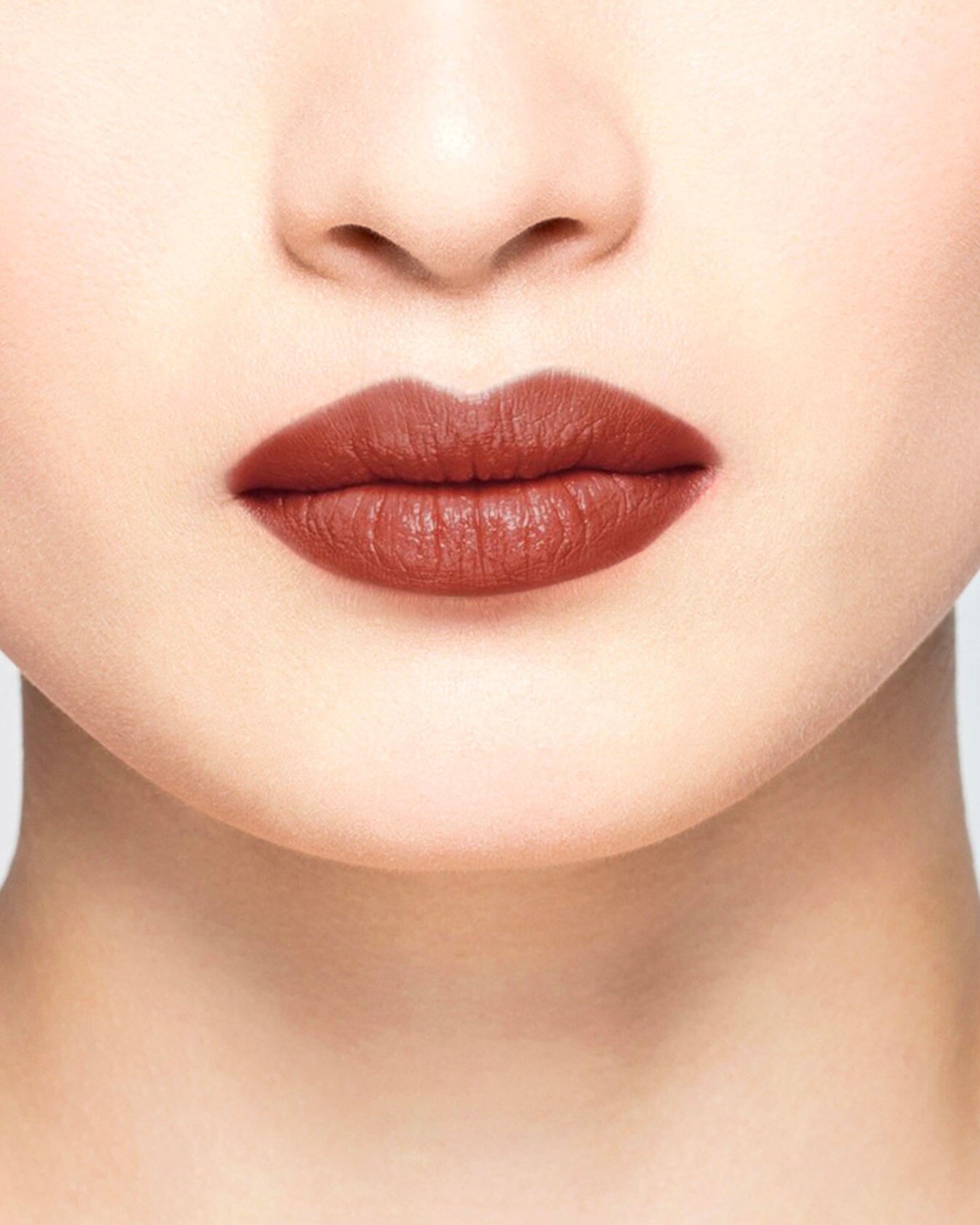 Baume à lèvres La Bouche Rouge Paris, soin des lèvres avec texture lisse et hydratante, présenté dans un stick élégant.