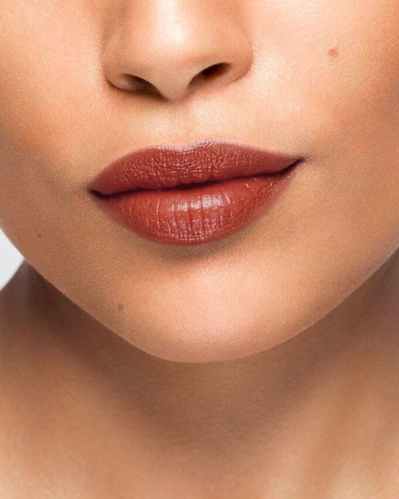 Baume à lèvres La Bouche Rouge Paris, soin naturel pour hydrater et protéger les lèvres, dans un contenant élégant.
