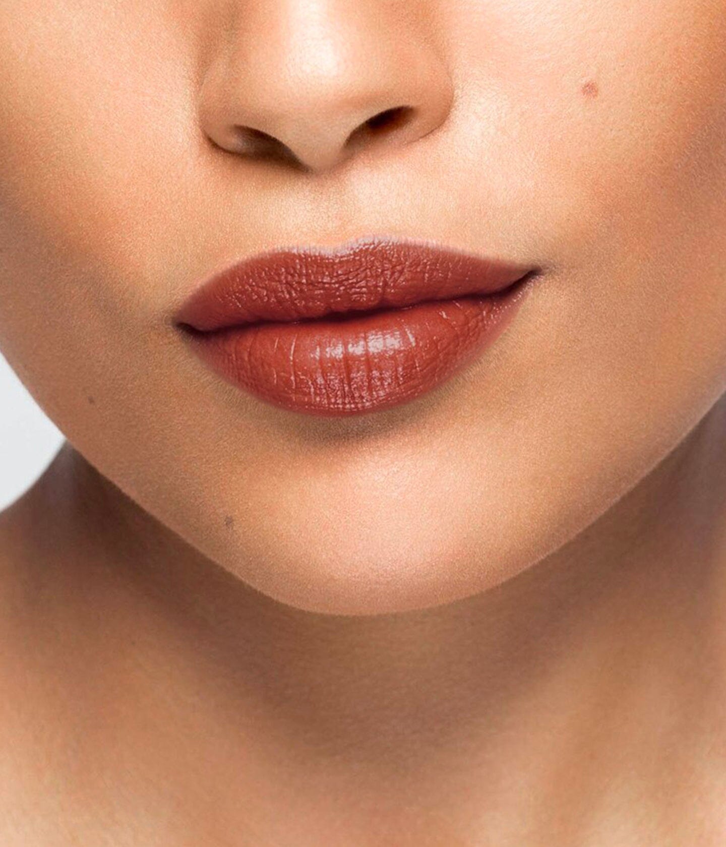 Baume à lèvres La Bouche Rouge Paris, soin naturel pour hydrater et protéger les lèvres, dans un contenant élégant.