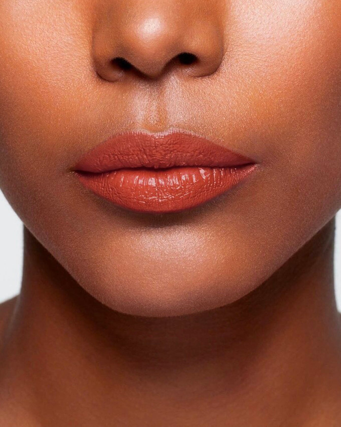 Baume à lèvres La Bouche Rouge Paris, soin des lèvres, contenant un tube compact avec texture hydratante visible.