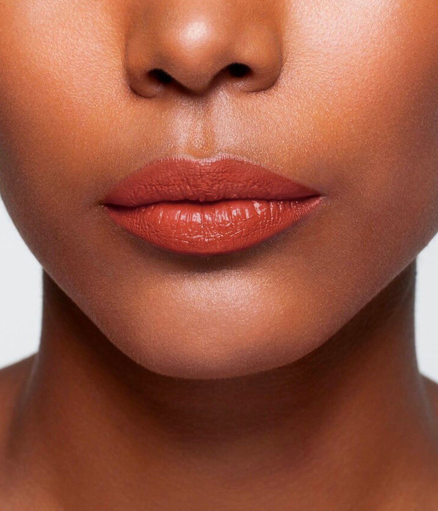 Baume à lèvres La Bouche Rouge Paris, soin des lèvres, contenant un tube compact avec texture hydratante visible.
