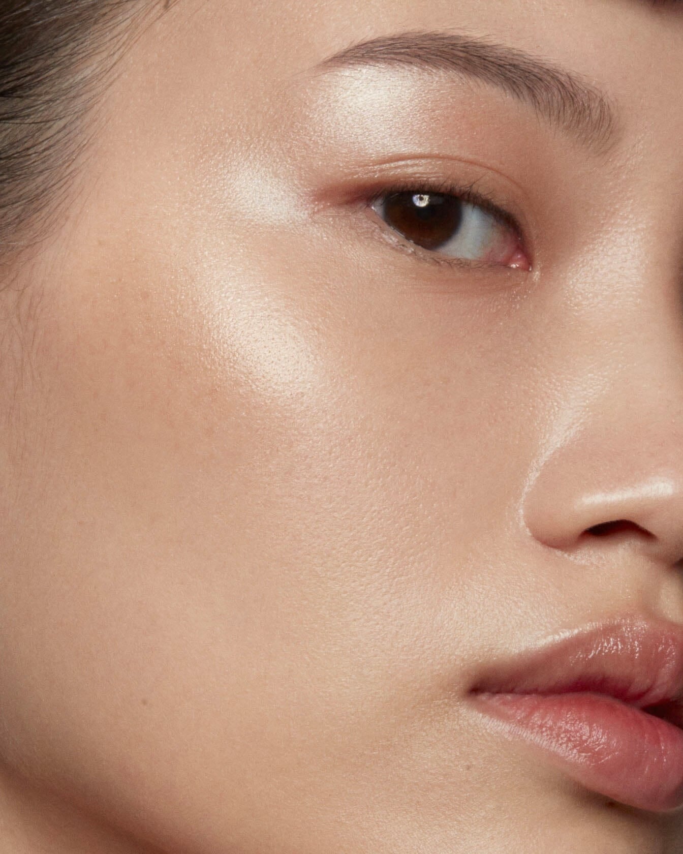 Gros plan du visage avec le rituel lumineux La Bouche Rouge Paris, montrant la peau éclatante après le soin du rituel lumière.