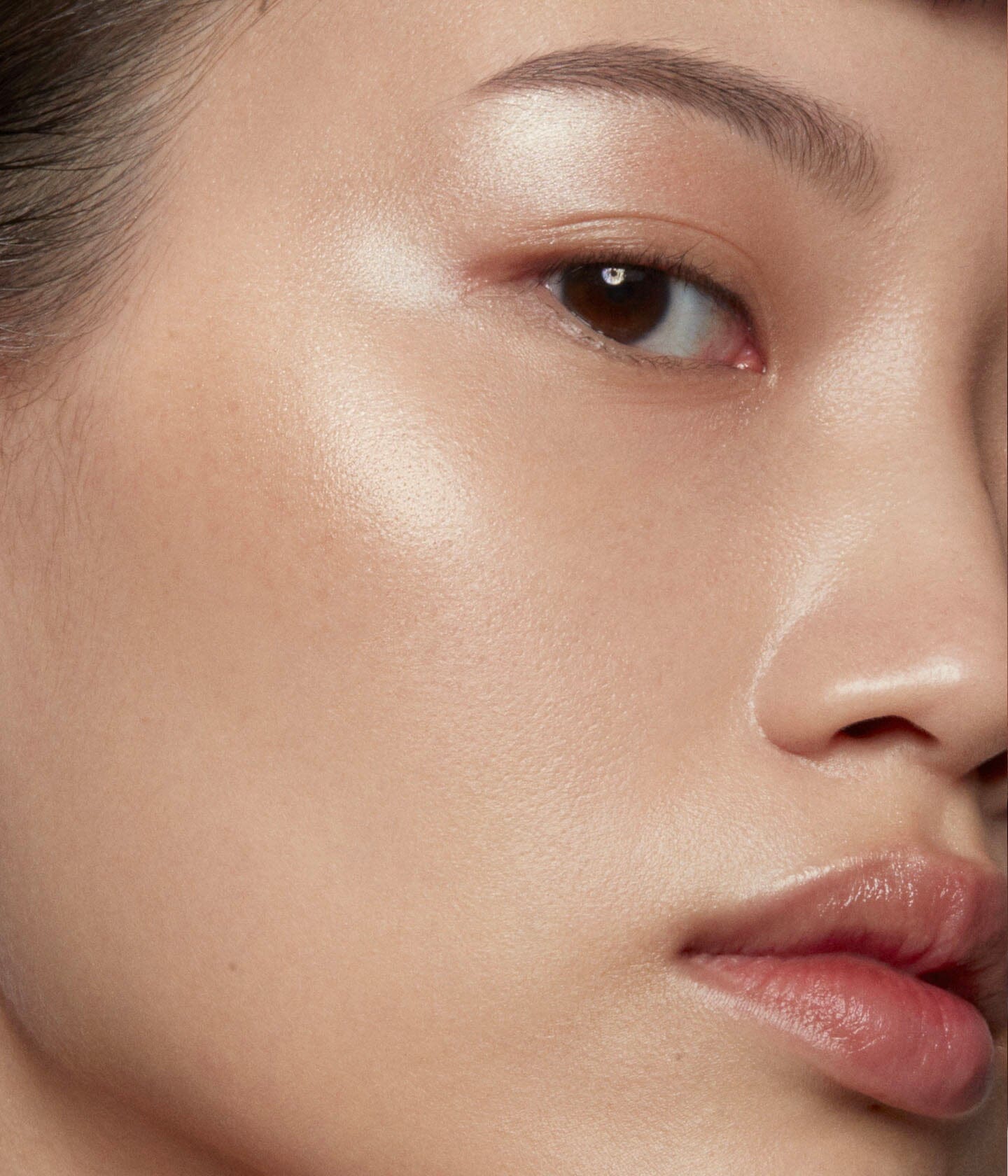 Gros plan du visage avec le rituel lumineux La Bouche Rouge Paris, montrant la peau éclatante après le soin du rituel lumière.