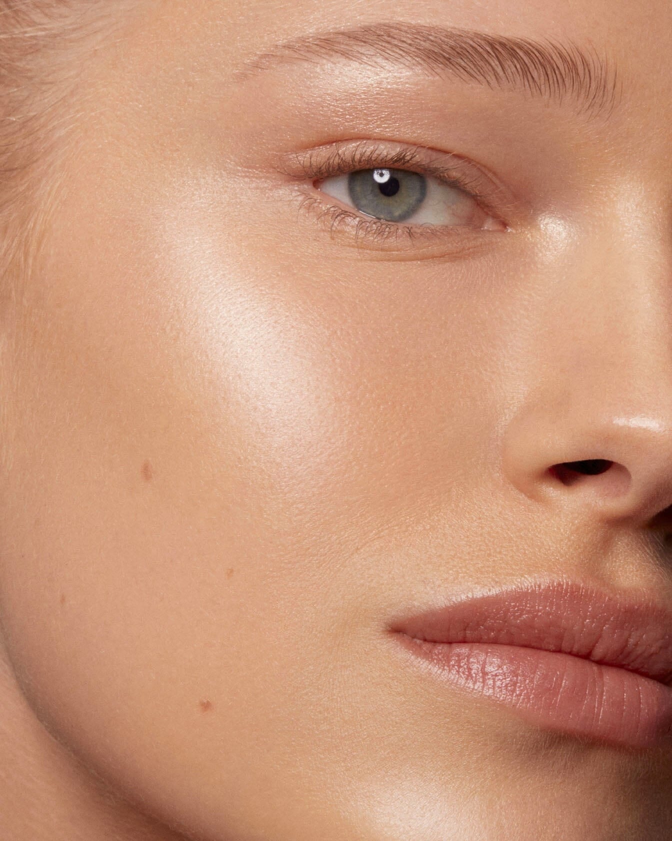 Rituel lumière La Bouche Rouge Paris, ensemble de soins pour le visage avec des textures et des produits lumineux visibles.