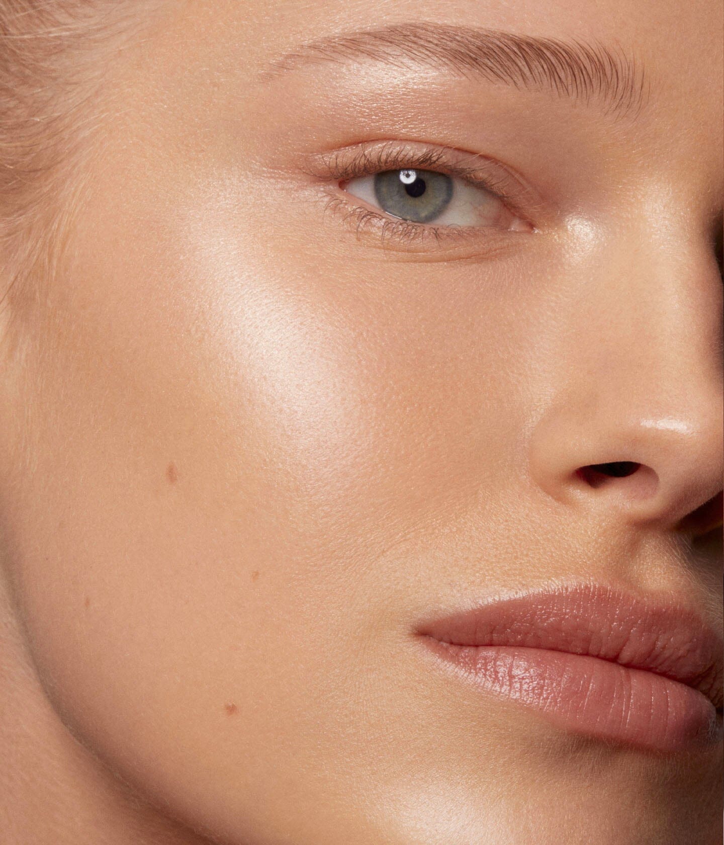 Rituel lumière La Bouche Rouge Paris, ensemble de soins pour le visage avec des textures et des produits lumineux visibles.