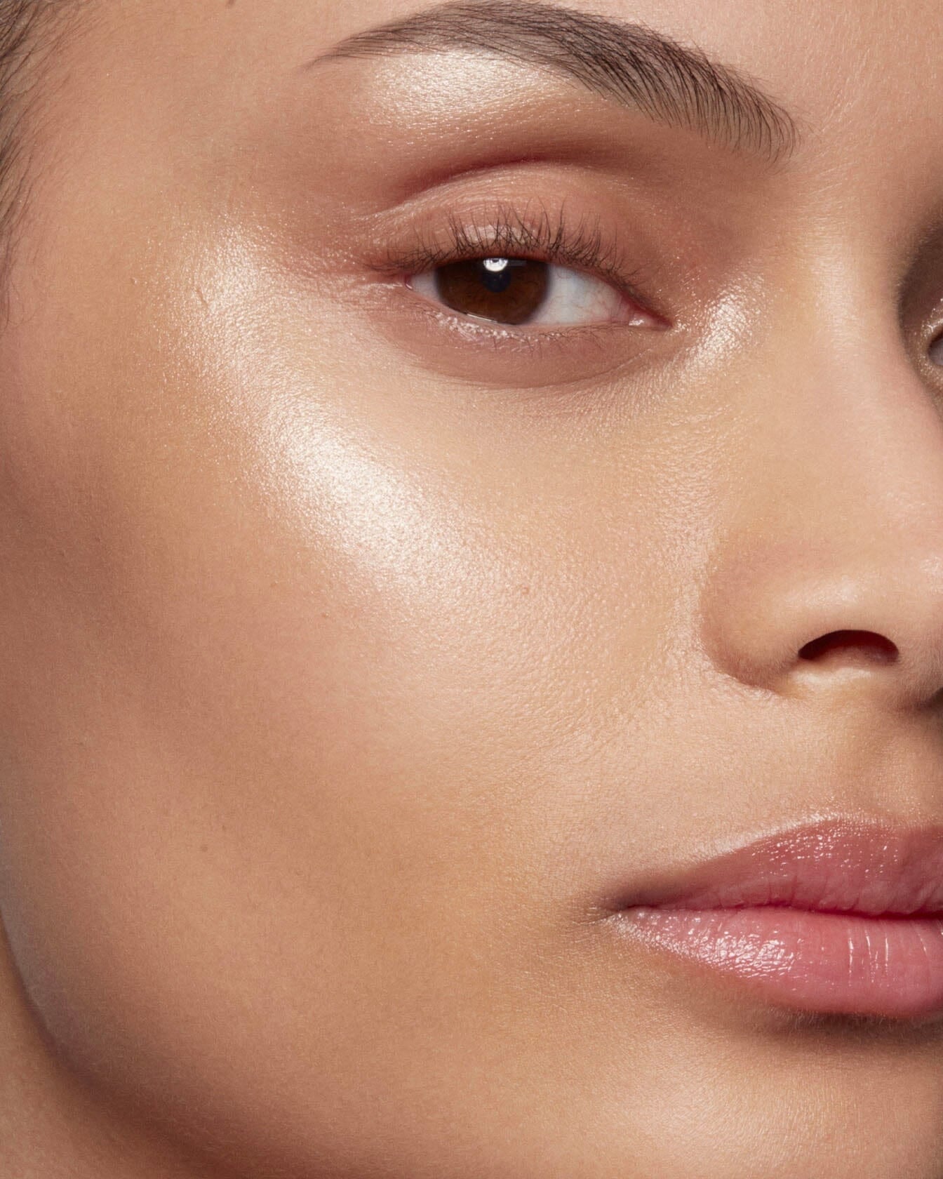 Visage avec le rituel lumière de La Bouche Rouge Paris, produits de soin pour le teint lumineux dans le bundle Le Rituel Lumière.