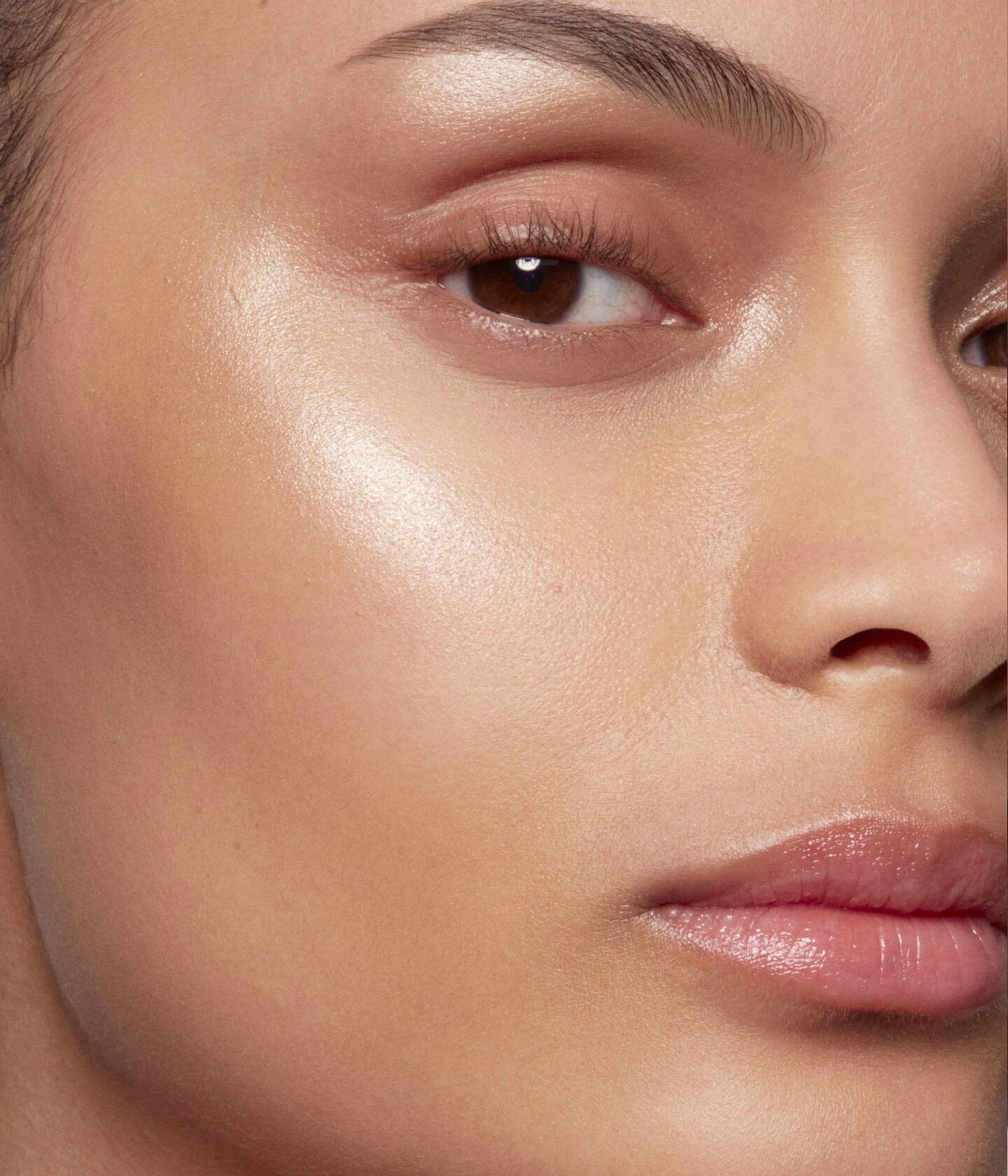 Visage avec le rituel lumière de La Bouche Rouge Paris, produits de soin pour le teint lumineux dans le bundle Le Rituel Lumière.