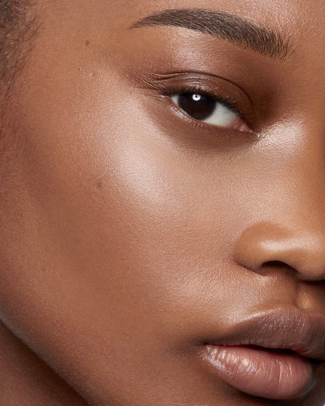 Visage avec le rituel lumière La Bouche Rouge Paris, produit de beauté et soin pour le visage, en mise en valeur naturelle.