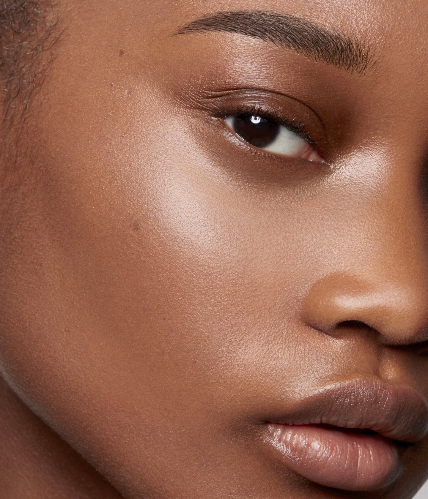 Visage avec le rituel lumière La Bouche Rouge Paris, produit de beauté et soin pour le visage, en mise en valeur naturelle.