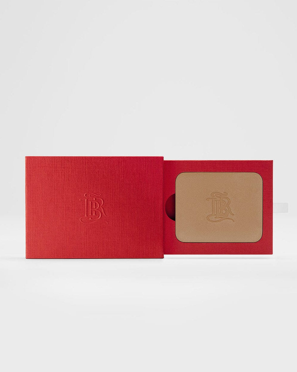 Poudre de soleil La Bouche Rouge Paris, teinte brun clair, dans un élégant boîtier en plastique, pour un bronzage naturel.