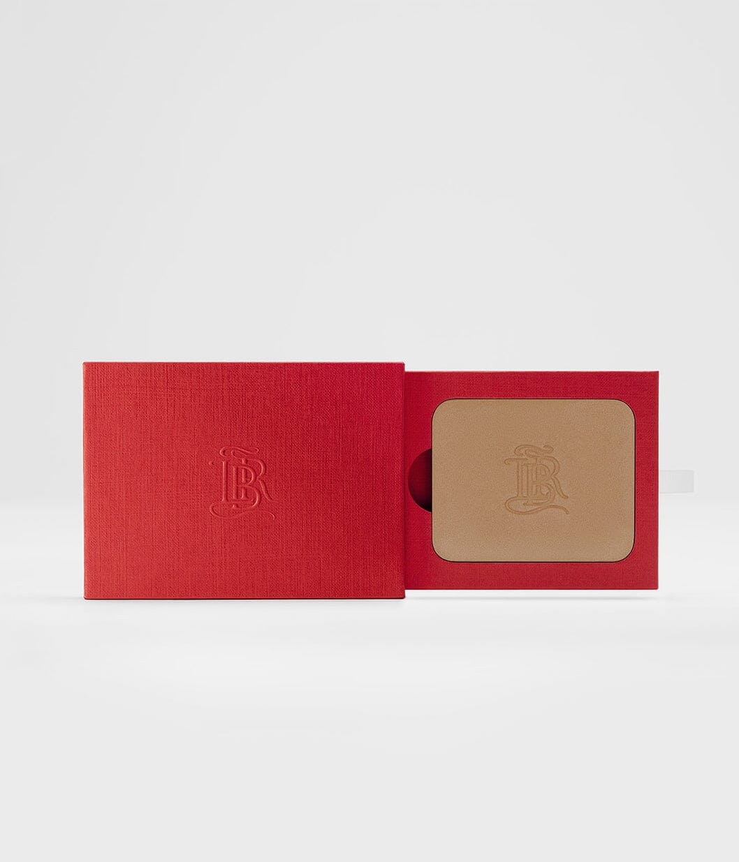 Poudre de soleil La Bouche Rouge Paris, teinte brun clair, dans un élégant boîtier en plastique, pour un bronzage naturel.