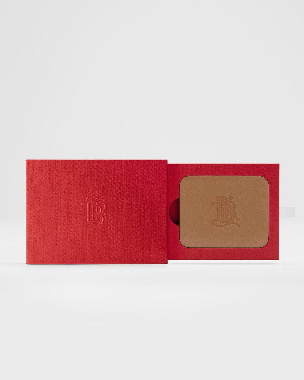 Poudre de soleil La Bouche Rouge Paris La Terre Intense, poudre bronzante pour un teint lumineux, visible dans le coffret.