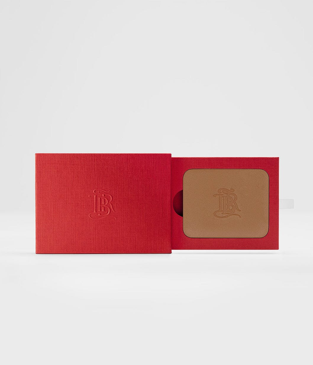 Poudre de soleil La Bouche Rouge Paris La Terre Intense, poudre bronzante pour un teint lumineux, visible dans le coffret.