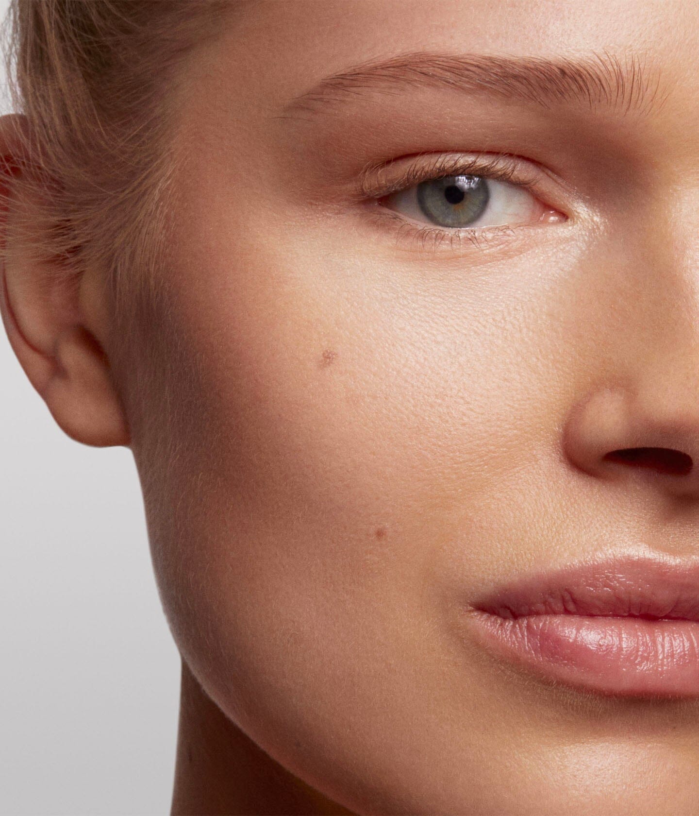 Poudre de soleil La Bouche Rouge Paris appliquée sur le visage, mettant en valeur un teint bronzé et lumineux.