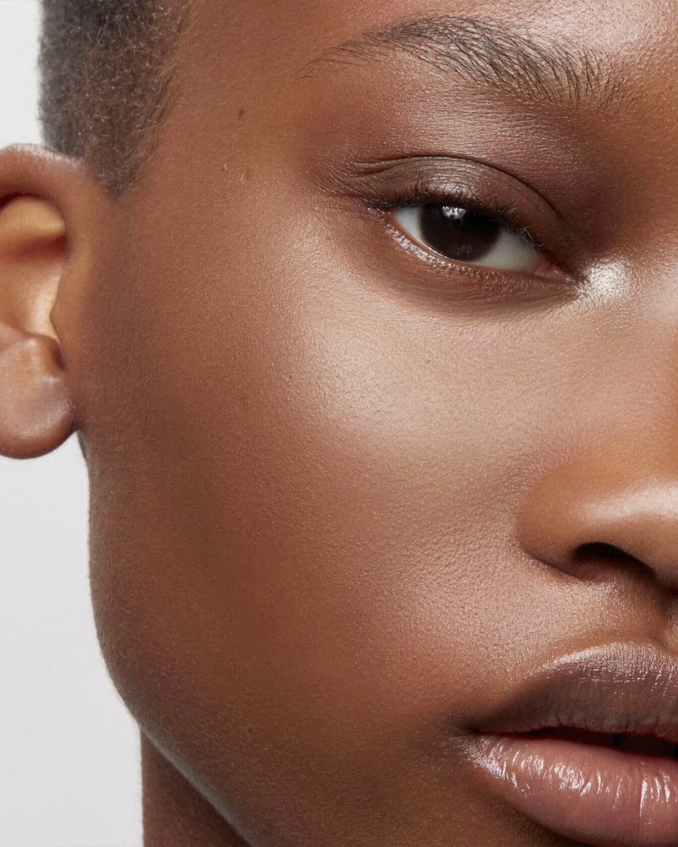 Poudre de soleil La Bouche Rouge Paris appliquée sur le visage, mettant en valeur un teint ensoleillé et naturel.
