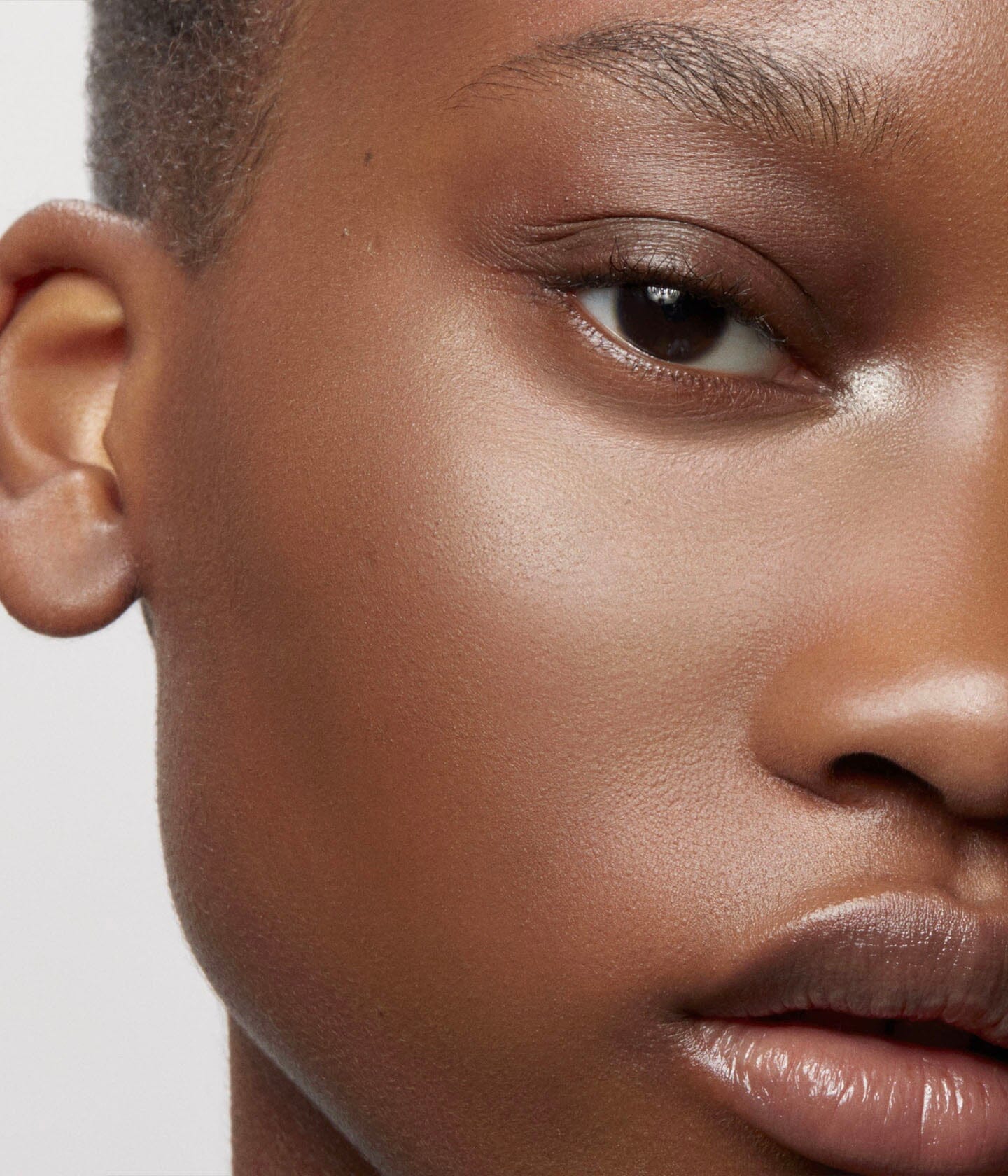 Poudre de soleil La Bouche Rouge Paris appliquée sur le visage, mettant en valeur un teint ensoleillé et naturel.