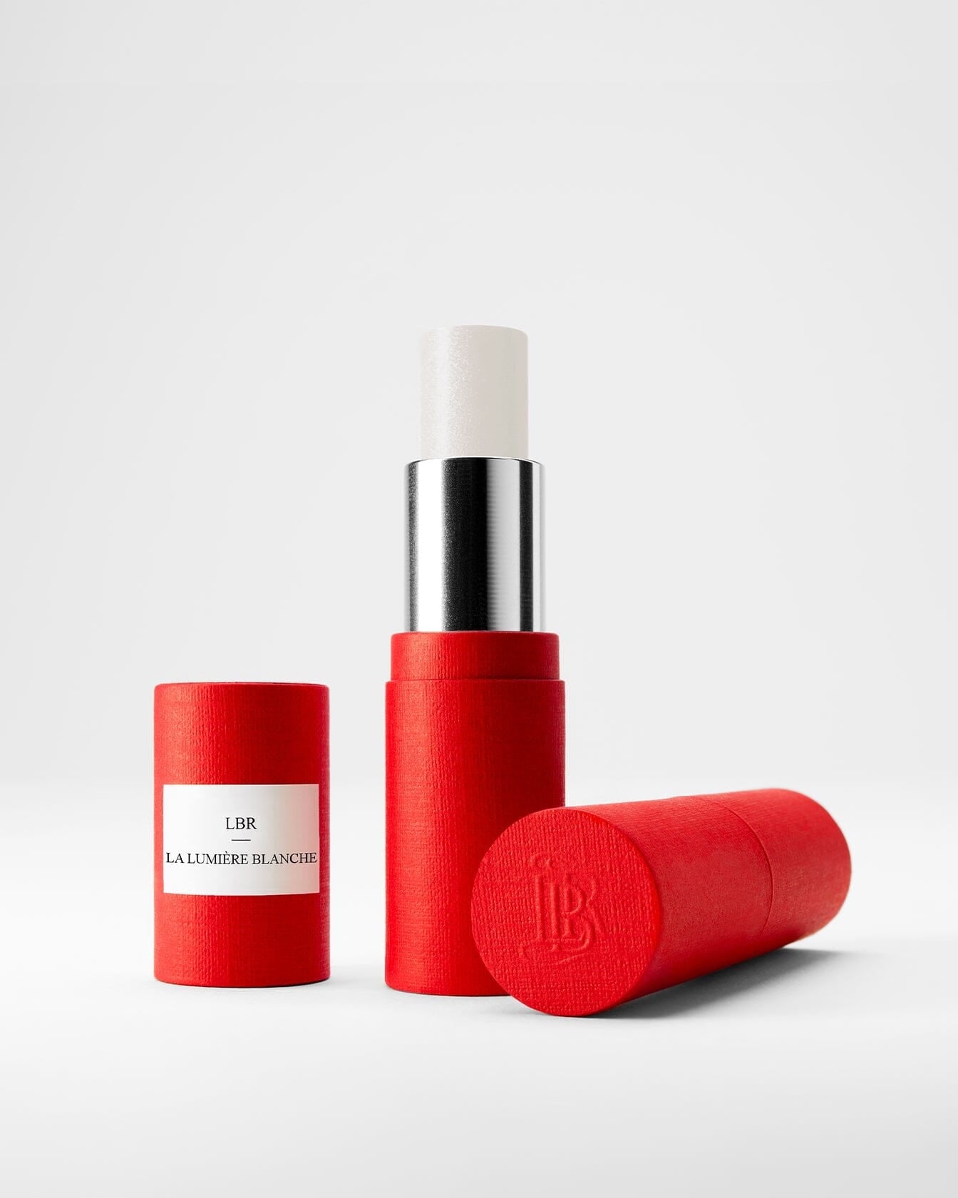 Stick enlumineur La Bouche Rouge Paris avec lumière blanche, facile à appliquer pour un éclat naturel sur le visage.