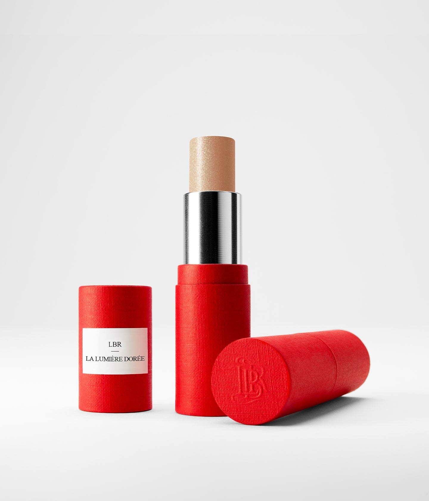 Stick enlumineur La Bouche Rouge Paris, teinte rouge, présenté en recharge dans son emballage, finition lumineuse et élégante.