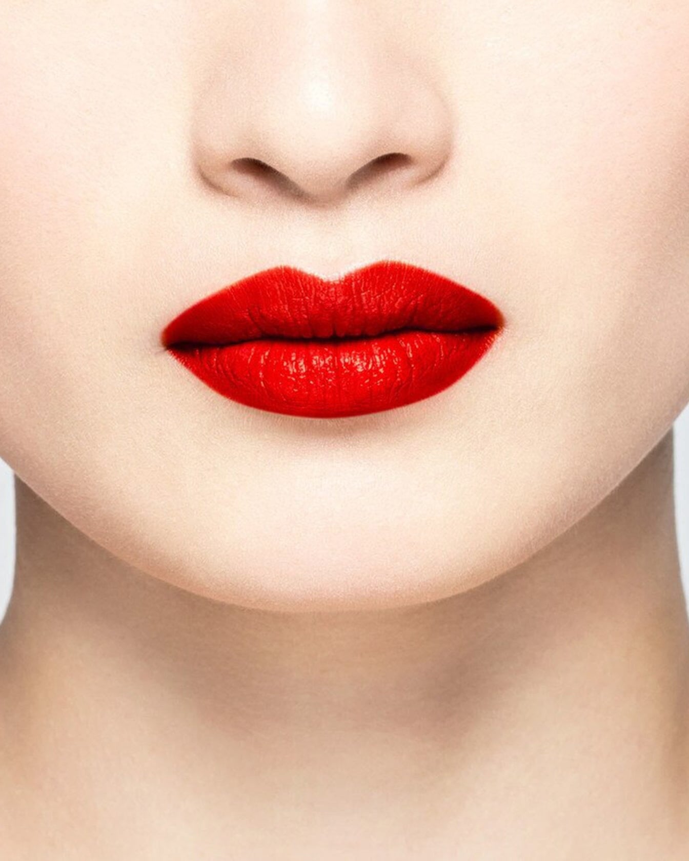 Rouge à lèvres La Bouche Rouge Paris, teinte LeDore-Skin11, présenté dans son emballage élégant, mettant en valeur la texture et la couleur.
