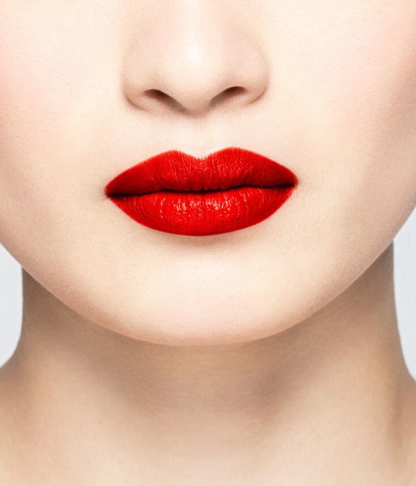 Rouge à lèvres La Bouche Rouge Paris, teinte LeDore-Skin11, présenté dans son emballage élégant, mettant en valeur la texture et la couleur.