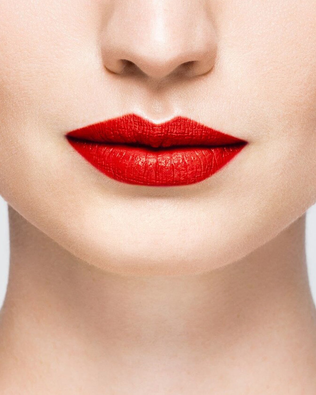 Rouge à lèvres La Bouche Rouge Paris couleur rouge profond dans un tube élégant, posé sur une surface claire.