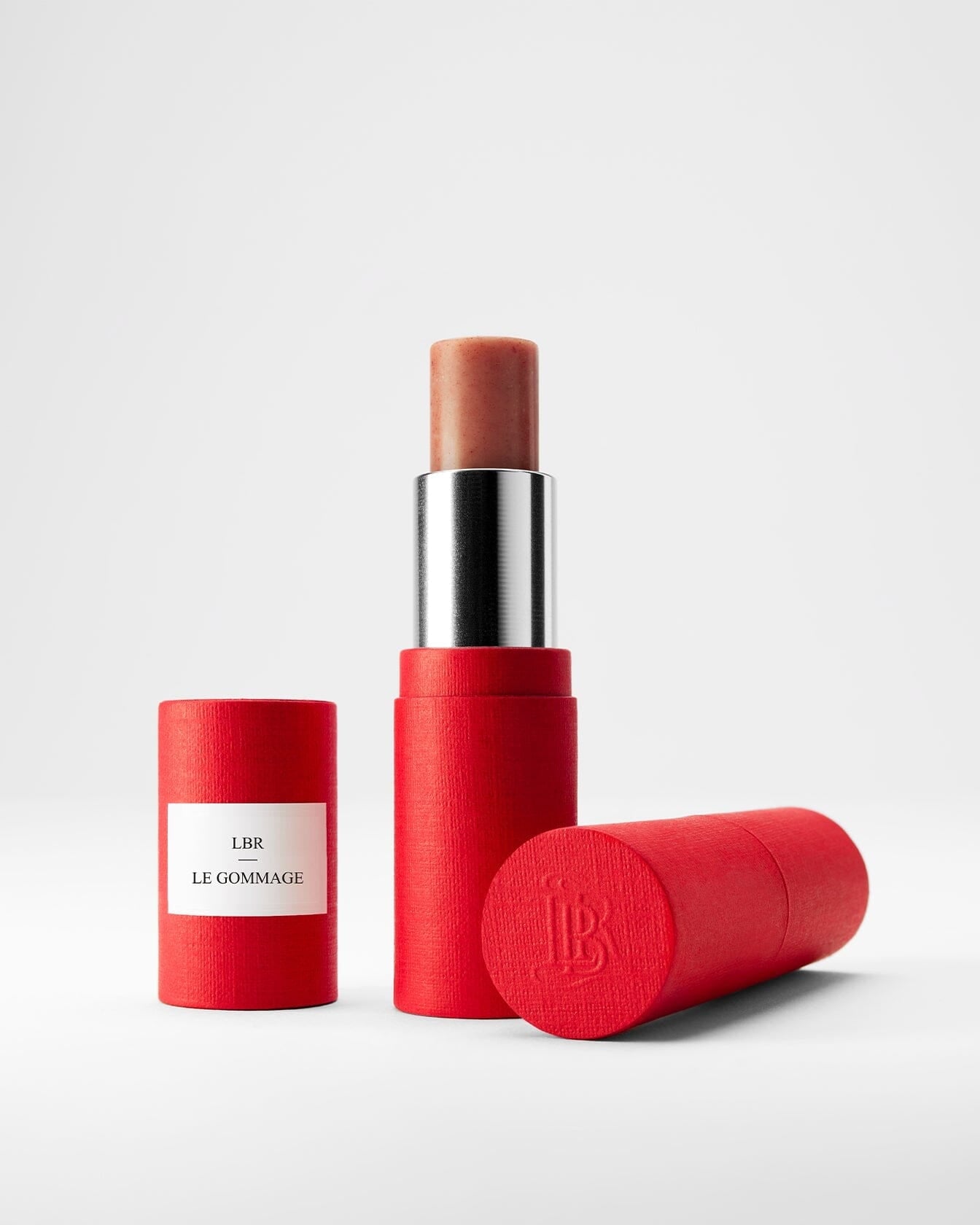 Gommage pour lèvres La Bouche Rouge Paris, soin naturel, contenant 97,4% d'ingrédients naturels, applicateur visible.