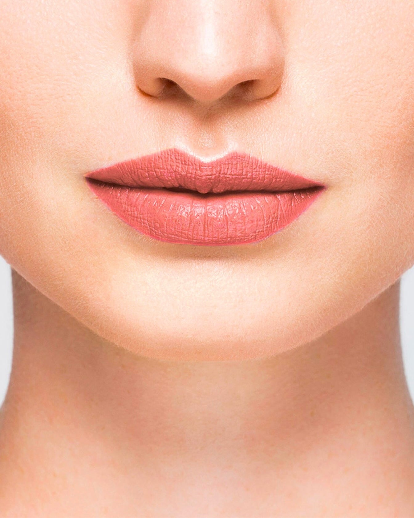 Rouge à lèvres La Bouche Rouge Paris dans la teinte Le Nude Claire Rose, appliqué sur des lèvres naturelles, image lumineuse.