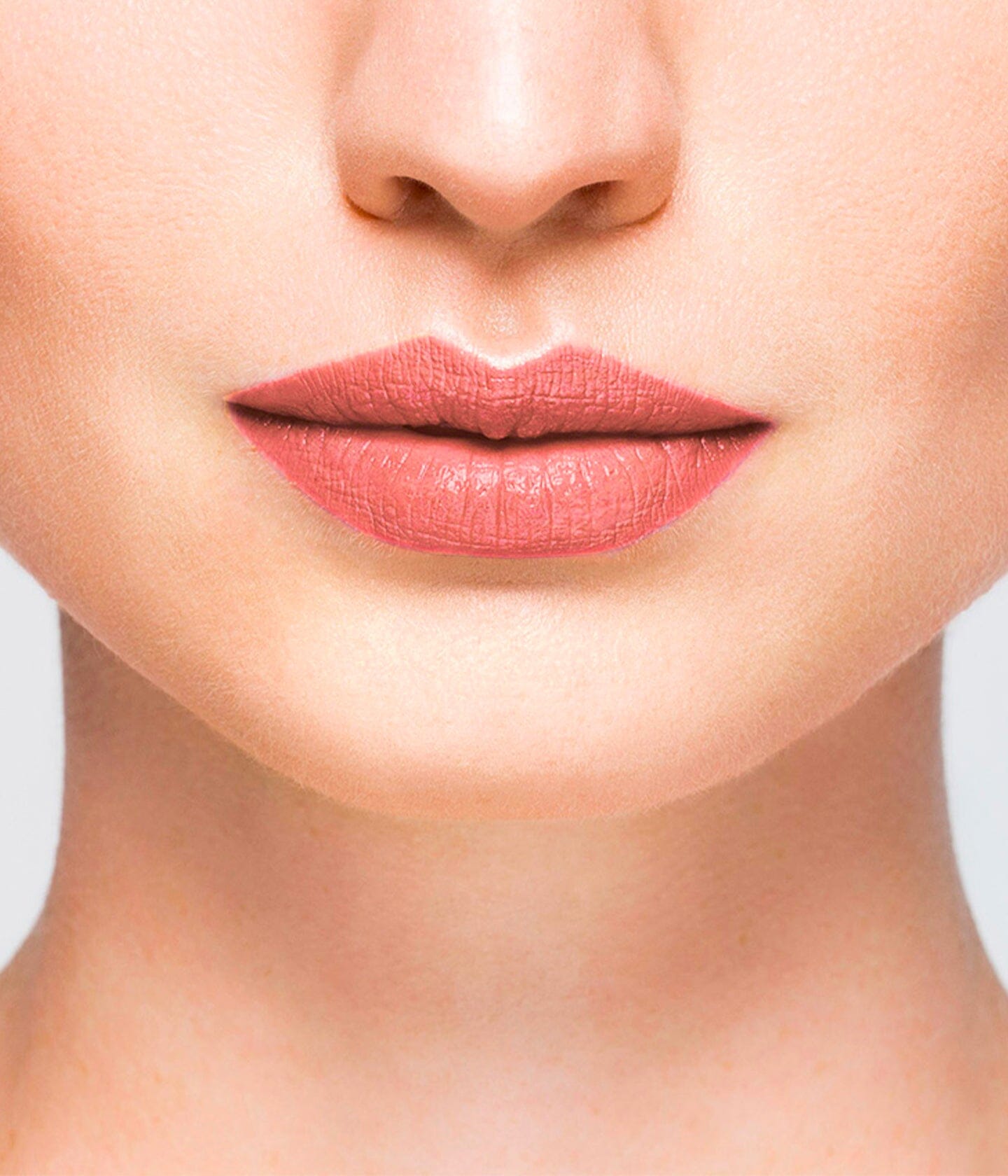 Rouge à lèvres La Bouche Rouge Paris dans la teinte Le Nude Claire Rose, appliqué sur des lèvres naturelles, image lumineuse.