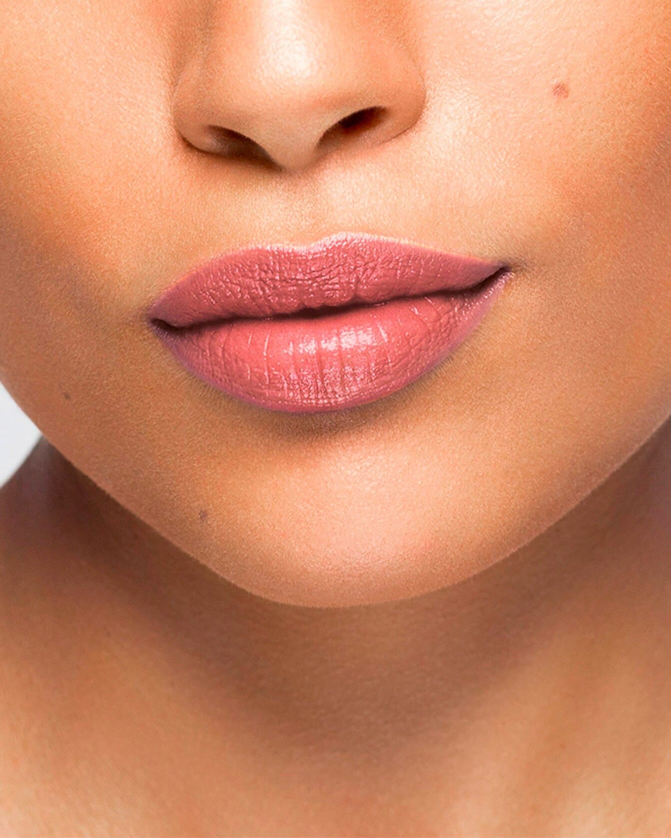 Rouge à lèvres La Bouche Rouge Paris LeNudeClaireRoselips3, fini naturel et élégant, dans un tube doré sophistiqué.