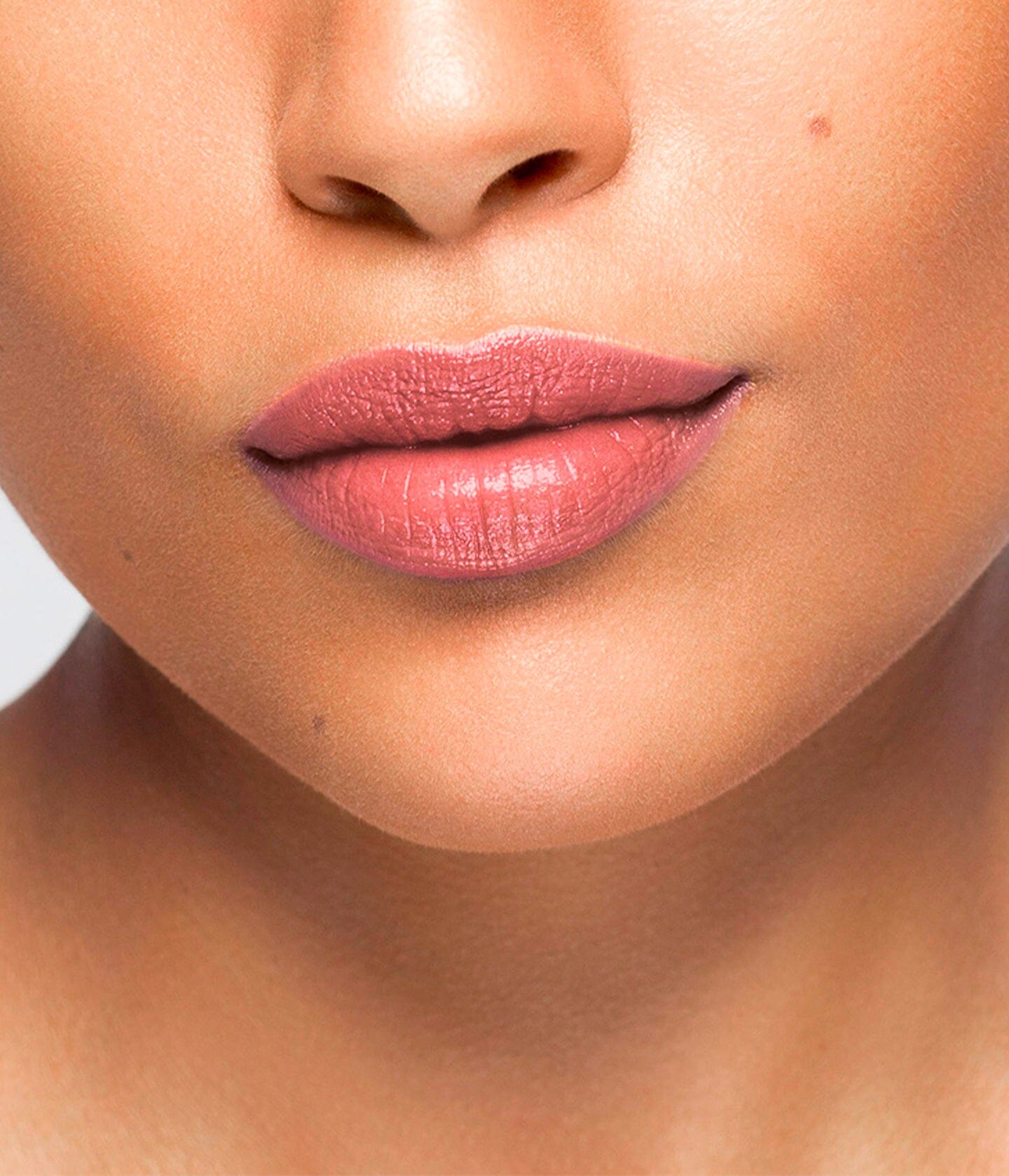 Rouge à lèvres La Bouche Rouge Paris LeNudeClaireRoselips3, fini naturel et élégant, dans un tube doré sophistiqué.