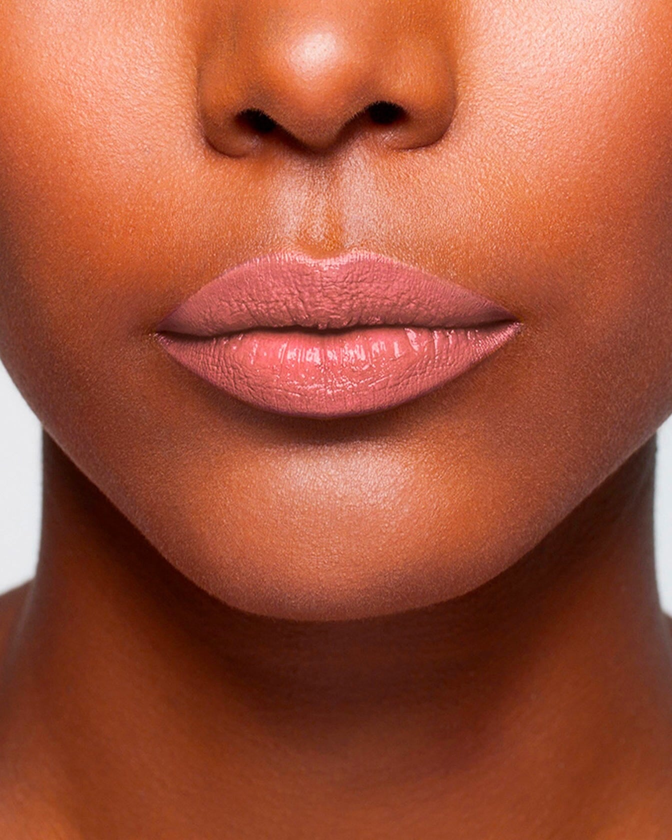 Rouge à lèvres La Bouche Rouge Paris couleur Nude clair, texture crémeuse, appliqué sur les lèvres dans un look naturel.